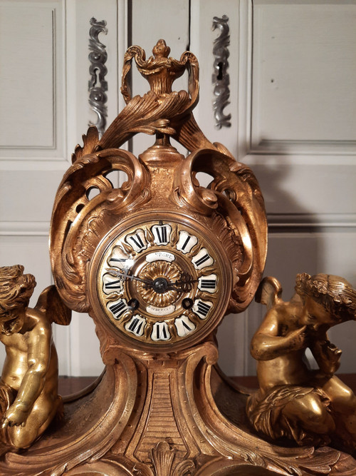 Bronze clock with cherubs in Louis XV style, from the 19th century.