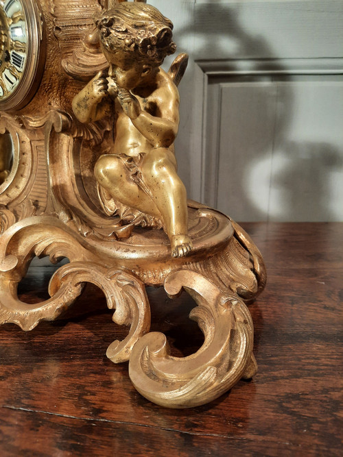 Bronze clock with cherubs in Louis XV style, from the 19th century.