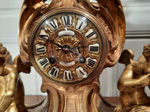 Bronze clock with cherubs in Louis XV style, from the 19th century.