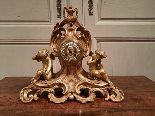 Bronze clock with cherubs in Louis XV style, from the 19th century.