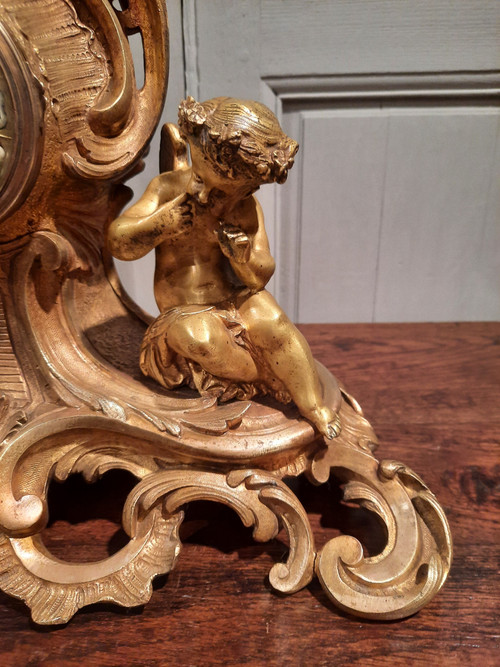 Bronze clock with cherubs in Louis XV style, from the 19th century.