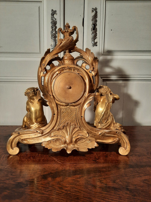 Bronze clock with cherubs in Louis XV style, from the 19th century.