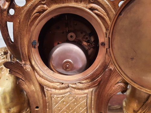 Bronze clock with cherubs in Louis XV style, from the 19th century.