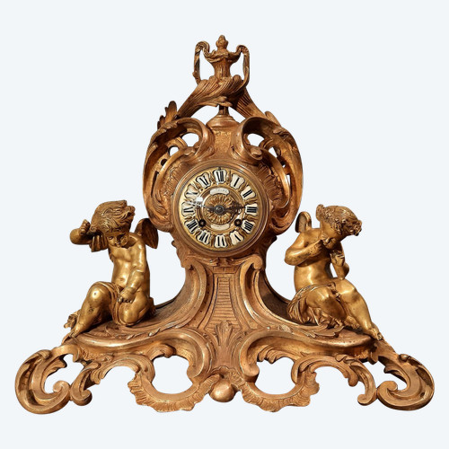 Bronze clock with cherubs in Louis XV style, from the 19th century.