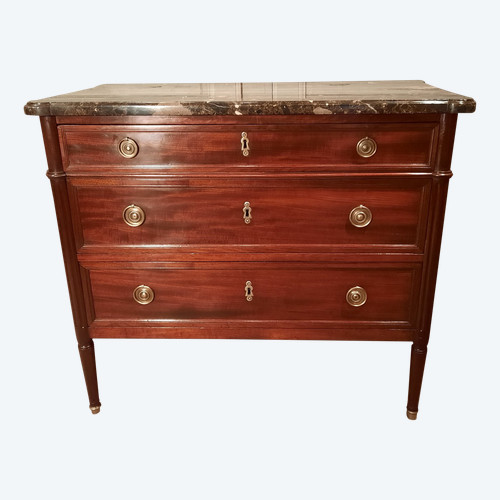 Commode d’époque Louis XVI en acajou, de petites dimensions.