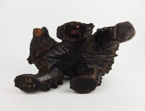 Orso Ainu in legno intagliato