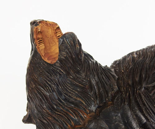 Orso Ainu in legno intagliato