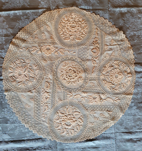 Nappe pour guéridon en dentelle et broderie, époque fin XIXe siècle