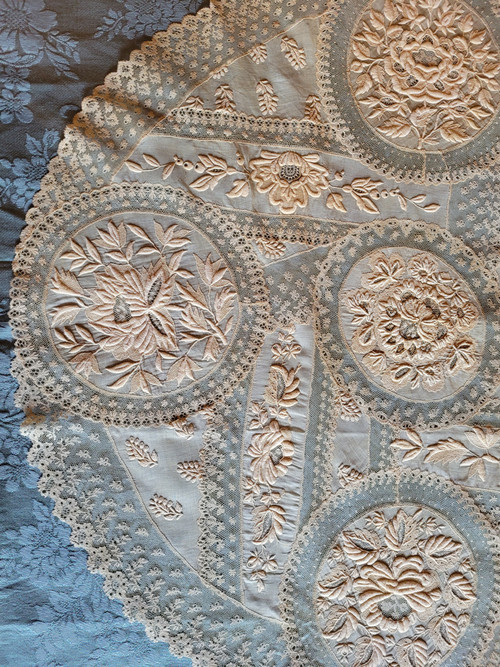 Nappe pour guéridon en dentelle et broderie, époque fin XIXe siècle