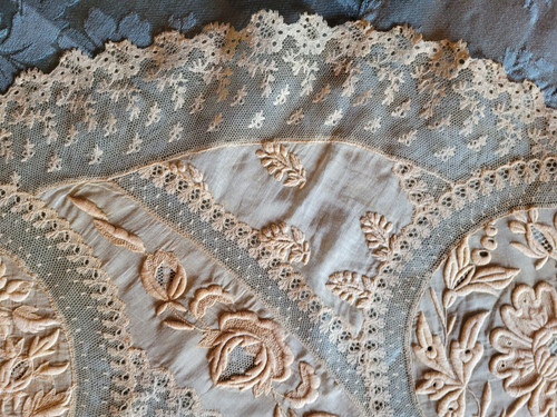 Nappe pour guéridon en dentelle et broderie, époque fin XIXe siècle