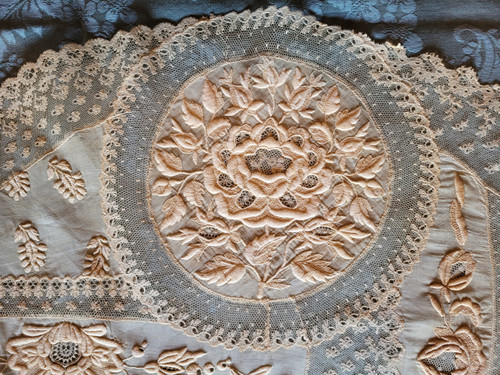 Nappe pour guéridon en dentelle et broderie, époque fin XIXe siècle