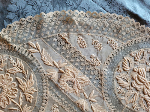 Nappe pour guéridon en dentelle et broderie, époque fin XIXe siècle