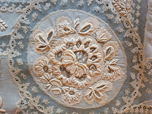 Nappe pour guéridon en dentelle et broderie, époque fin XIXe siècle