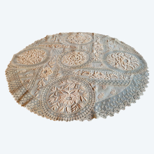 Nappe pour guéridon en dentelle et broderie, époque fin XIXe siècle
