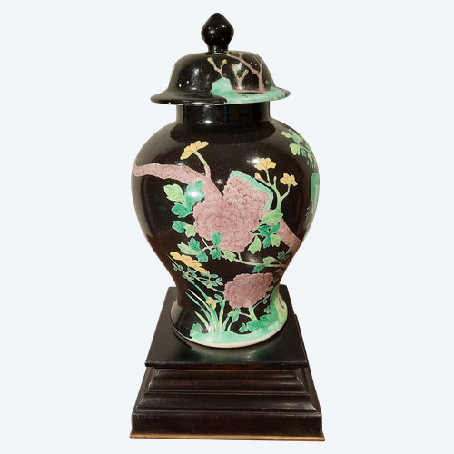 Pot couvert en porcelaine, Chine, famille noire, d’époque XIXème siècle.