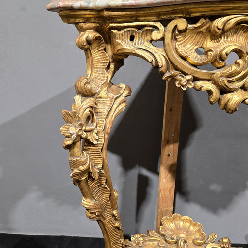 Encoignure ancienne et élégante en bois sculpté et doré.