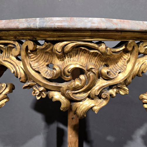Encoignure ancienne et élégante en bois sculpté et doré.
