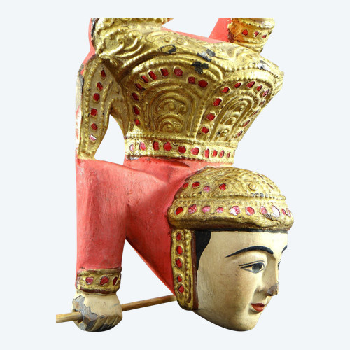 Birmanie, Années 1930/1950, Statue En Bois Polychrome Ornée De Verroteries d'Un Nat Acrobate.