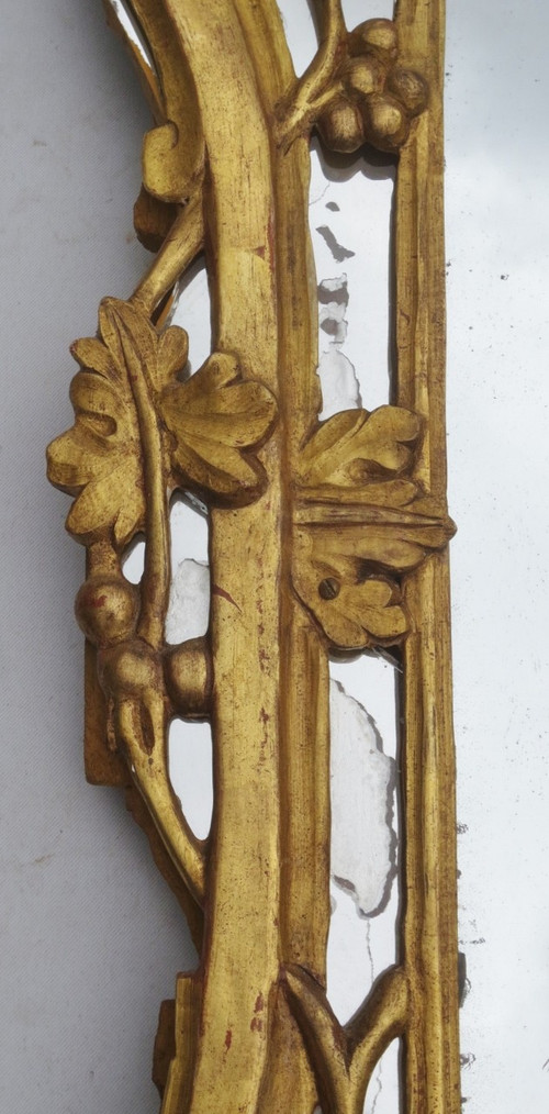 Miroir en bois doré, XVIIIe siècle.