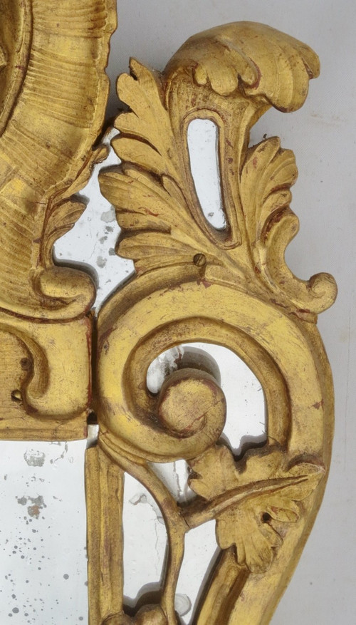 Miroir en bois doré, XVIIIe siècle.