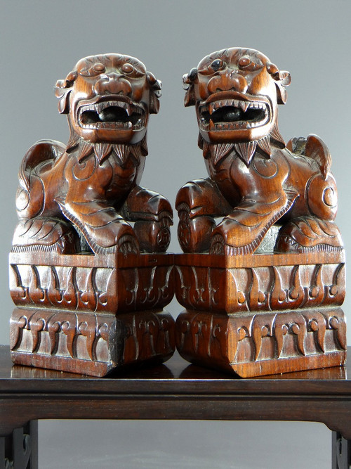 Chine, Début Du XXème Siècle, Paire De Chiens De Fo En Bois Sculpté Reposant Sur Une Console.