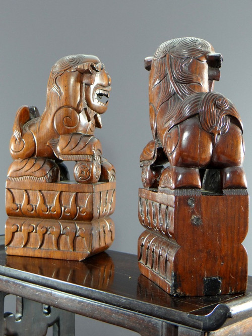 Chine, Début Du XXème Siècle, Paire De Chiens De Fo En Bois Sculpté Reposant Sur Une Console.