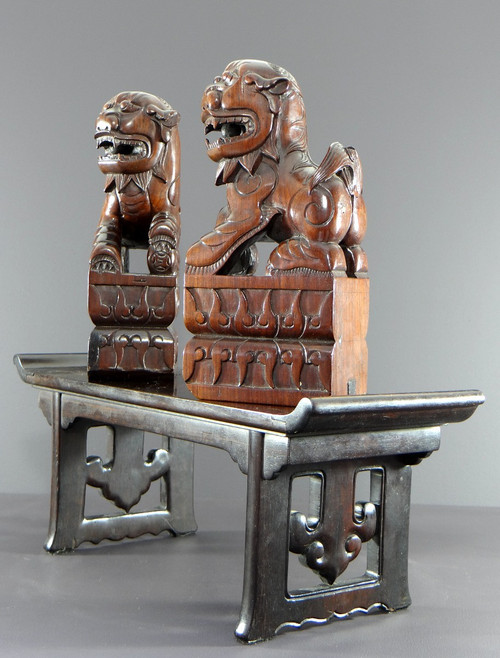Chine, Début Du XXème Siècle, Paire De Chiens De Fo En Bois Sculpté Reposant Sur Une Console.
