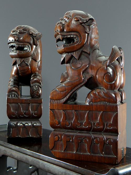 Chine, Début Du XXème Siècle, Paire De Chiens De Fo En Bois Sculpté Reposant Sur Une Console.