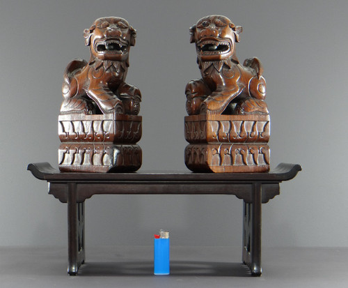 Chine, Début Du XXème Siècle, Paire De Chiens De Fo En Bois Sculpté Reposant Sur Une Console.