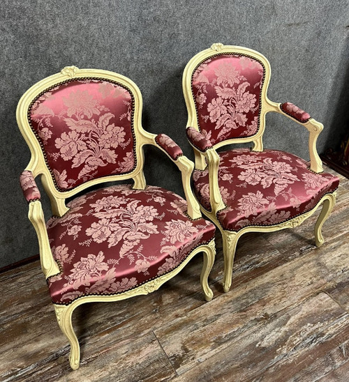 paire de fauteuils cabriolets de style Louis XV en bois laqué et sculpté vers 1900