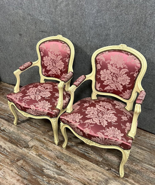 paire de fauteuils cabriolets de style Louis XV en bois laqué et sculpté vers 1900