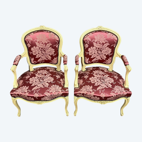 paire de fauteuils cabriolets de style Louis XV en bois laqué et sculpté vers 1900