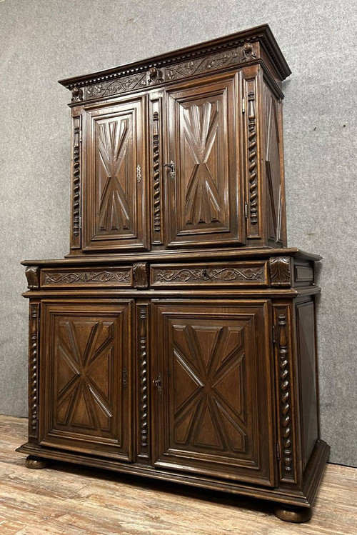 Credenza in noce massiccio intagliato del periodo Luigi XIII, 1680 circa