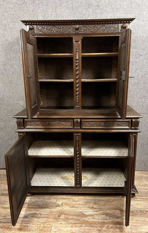 Credenza in noce massiccio intagliato del periodo Luigi XIII, 1680 circa
