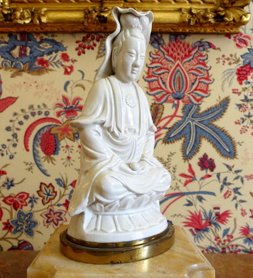 Statua Guanyin in porcellana cinese, base in bronzo - decoro cineserie / mobile cinese