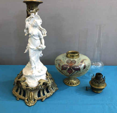 ancienne lampe à pétrole en bronze et biscuit, réservoir en verre émaillé 80 cm XIX eme