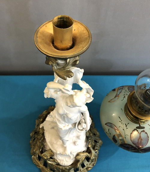 ancienne lampe à pétrole en bronze et biscuit, réservoir en verre émaillé 80 cm XIX eme