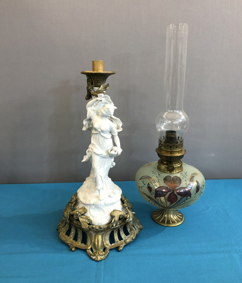 ancienne lampe à pétrole en bronze et biscuit, réservoir en verre émaillé 80 cm XIX eme