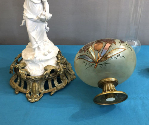 ancienne lampe à pétrole en bronze et biscuit, réservoir en verre émaillé 80 cm XIX eme