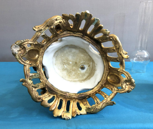 ancienne lampe à pétrole en bronze et biscuit, réservoir en verre émaillé 80 cm XIX eme