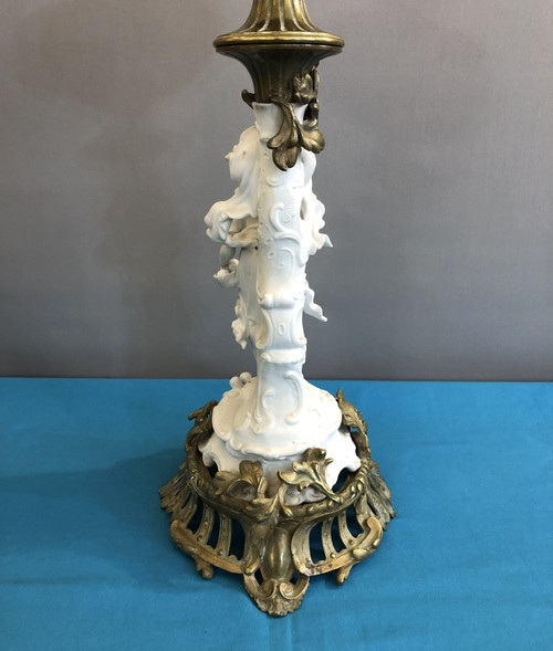 ancienne lampe à pétrole en bronze et biscuit, réservoir en verre émaillé 80 cm XIX eme
