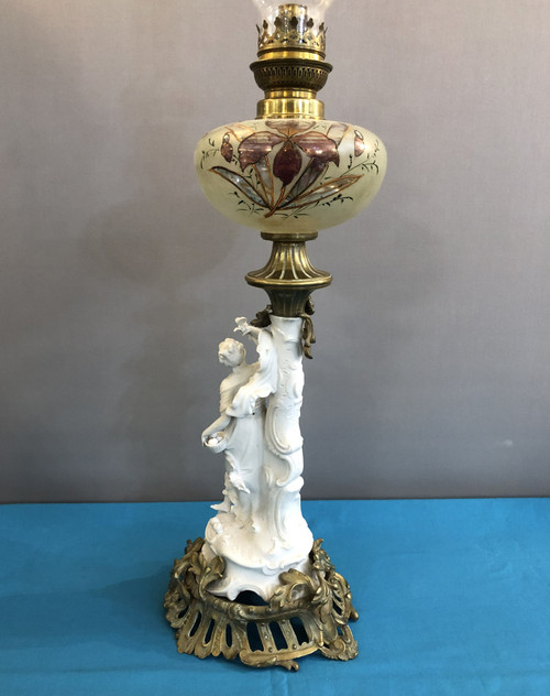 ancienne lampe à pétrole en bronze et biscuit, réservoir en verre émaillé 80 cm XIX eme