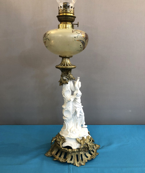 ancienne lampe à pétrole en bronze et biscuit, réservoir en verre émaillé 80 cm XIX eme