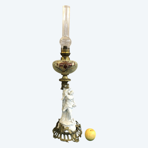 ancienne lampe à pétrole en bronze et biscuit, réservoir en verre émaillé 80 cm XIX eme
