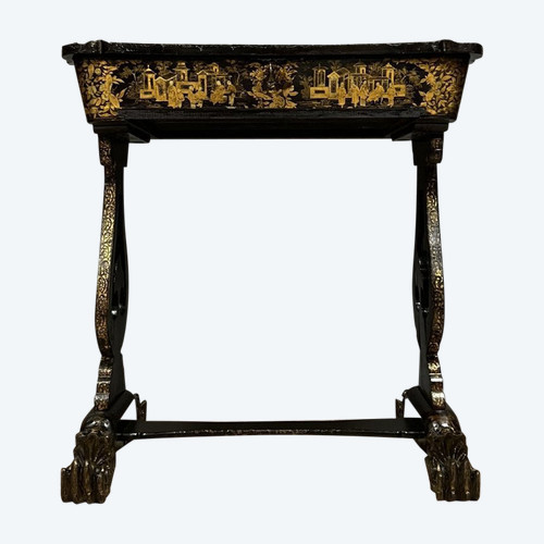 Table à ouvrage en laque, bois noirci à décor de scènes chinoises, époque Napoléon III vers 1850