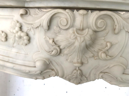 Cheminée de style Louis XV en marbre blanc de Carrare XIX siècle
