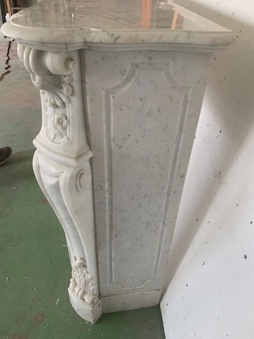 Cheminée de style Louis XV en marbre blanc de Carrare XIX siècle