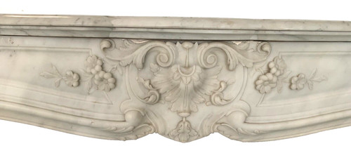 Cheminée de style Louis XV en marbre blanc de Carrare XIX siècle