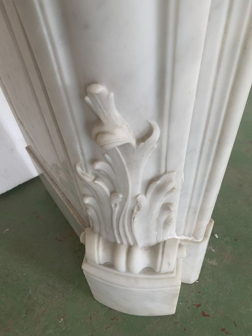 Cheminée de style Louis XV en marbre blanc de Carrare XIX siècle