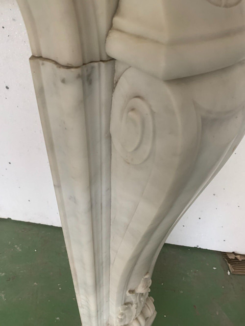 Cheminée de style Louis XV en marbre blanc de Carrare XIX siècle
